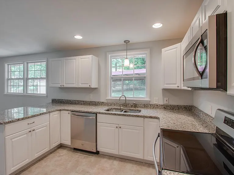 558 Roosevelt Ave — Photo 12