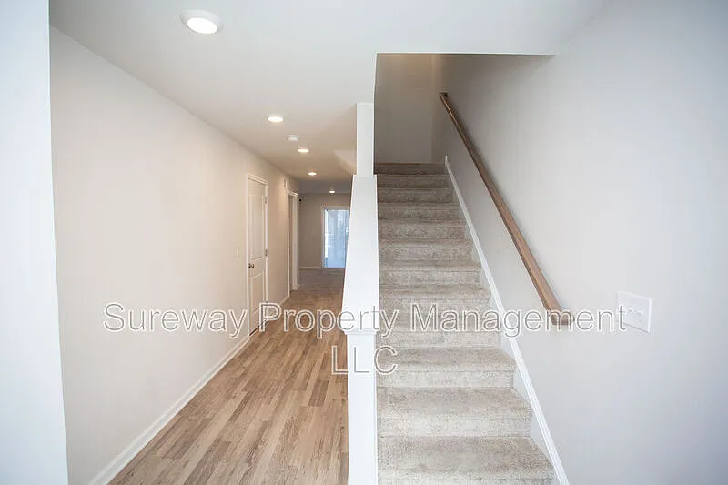 3 bed, 2.5 bath, 2220 sqft, $3,400 — Photo 2