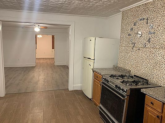 4th image of 141 Conselyea St Floor 1
