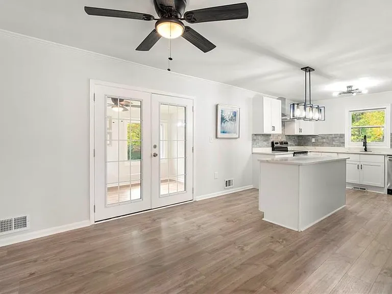 2318 Green Forrest Dr — Photo 5