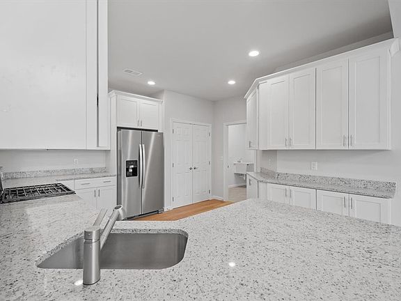5th image of 1554 Parkwood Pointe Dr