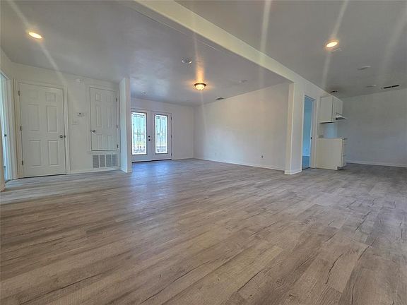 5th image of 912 W Main St