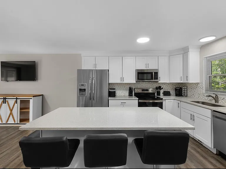 1048 Ivy Ln — Photo 9