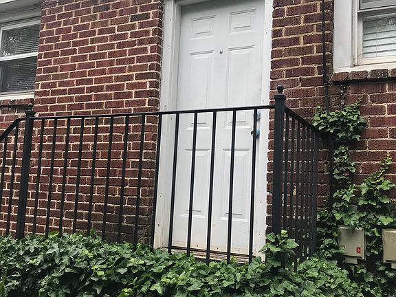 2nd image of 206 Whitsett St #C
