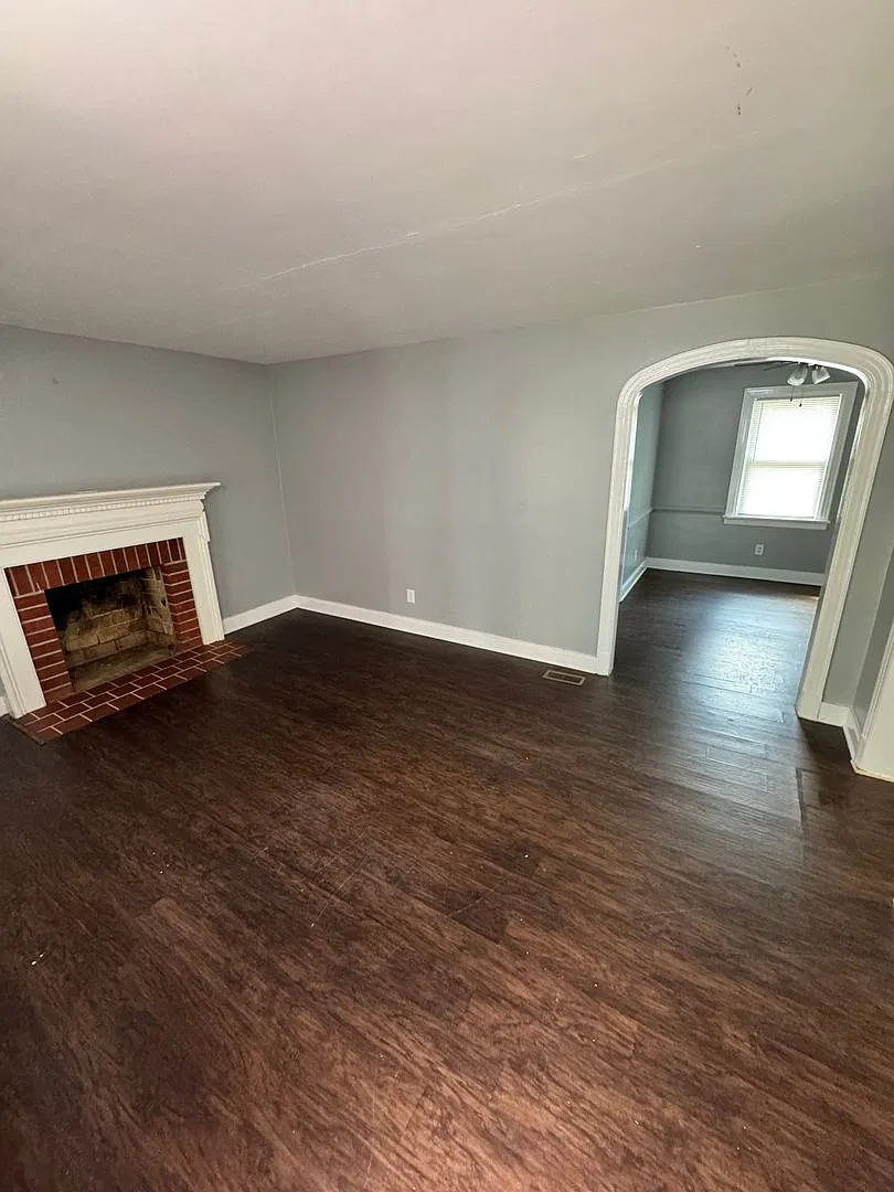 3 Bed 1 Bath House with Huge Yard! — Photo 2
