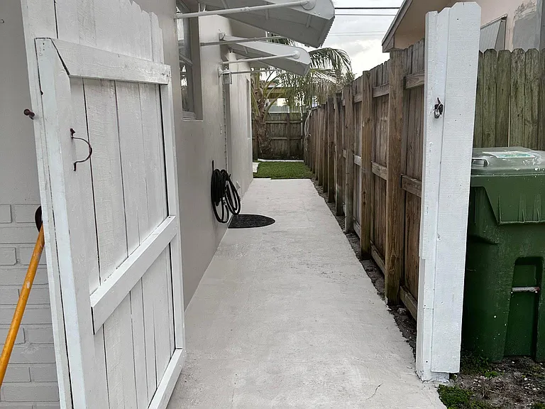 8670 NW 11th St — Photo 24