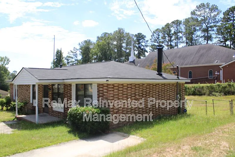 3 bed, 1.5 bath, 1300 sqft, $1,385 — Photo 2