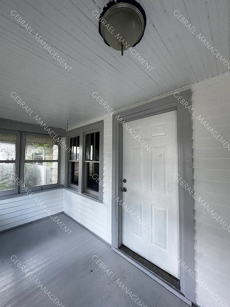 2561 Tyrone St — Photo 2