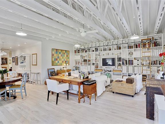 4th image of 213 Polk St