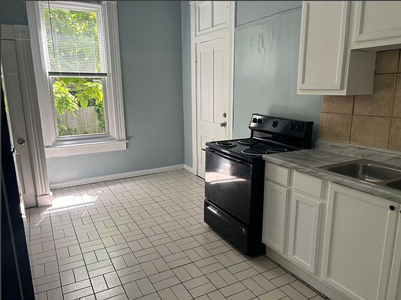 5th image of 584 Grand Ave