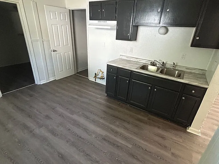 1405 Williams St — Photo 6