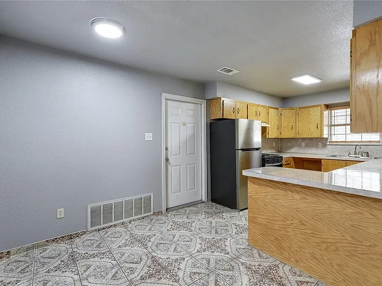 6402 Santos St — Photo 8