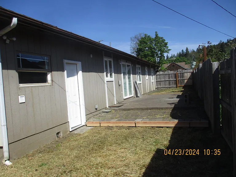 250 N Umpqua St — Photo 3