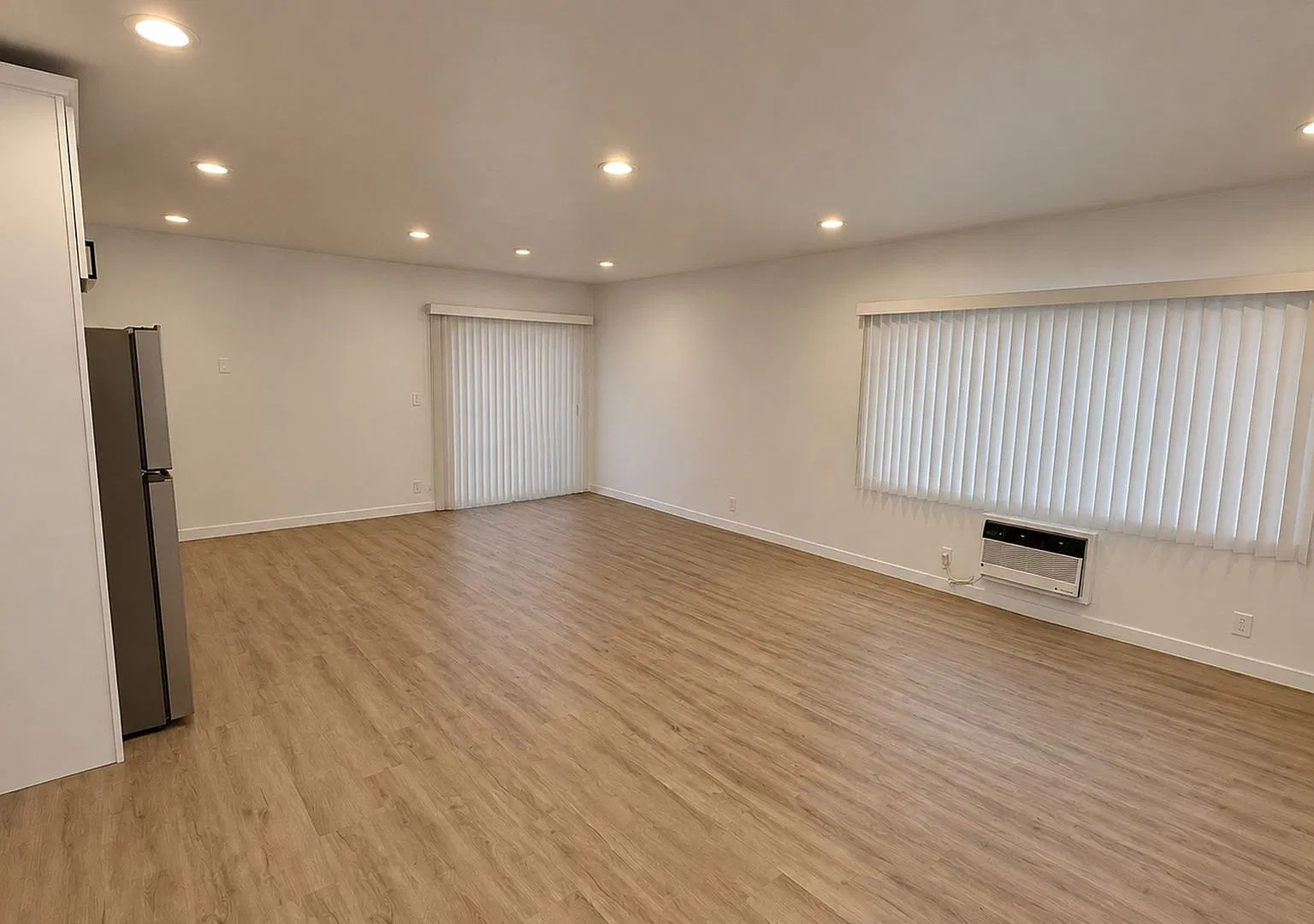 Fully Upgraded Spacious 5 Weeks Free — Photo 4