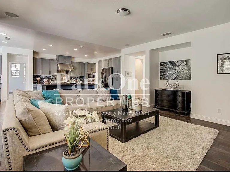5286 S Montecito Dr — Photo 2