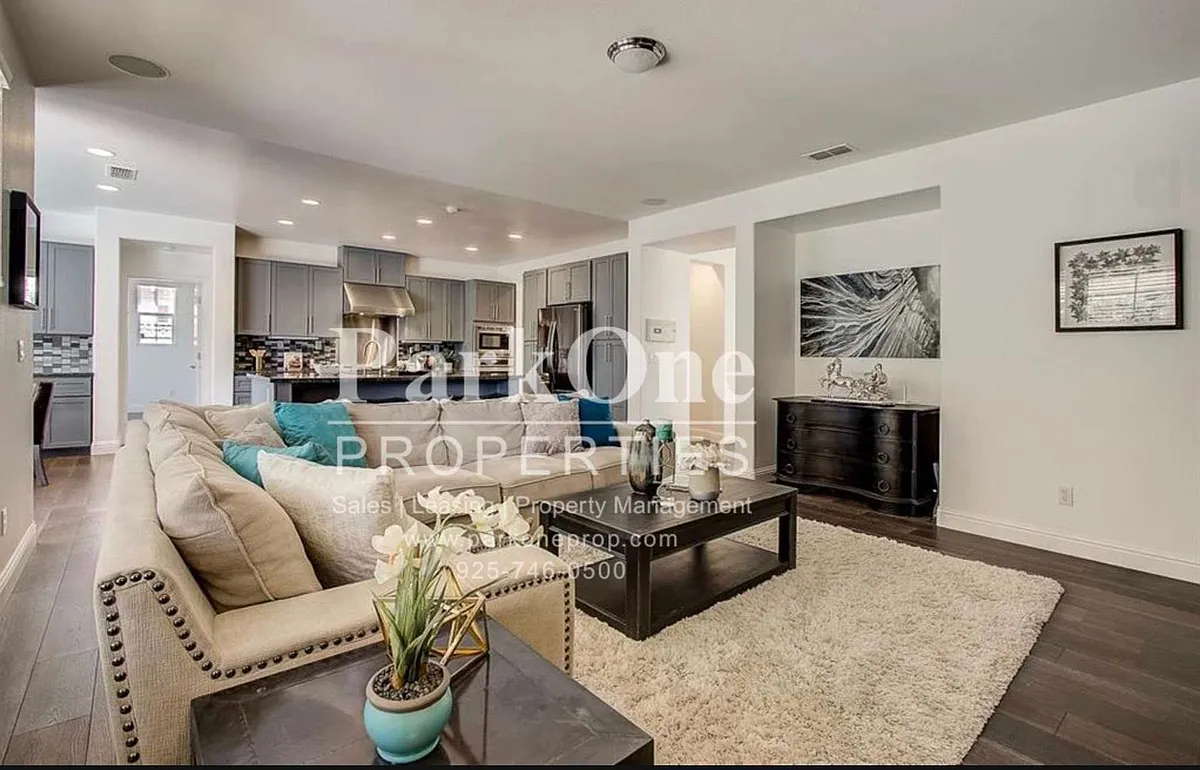 Building Photo - 5286 S Montecito Dr