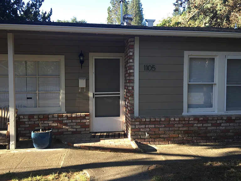 1105 W Standley St — Photo 1