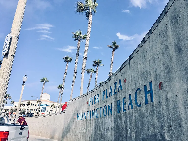 this Pier Plaza is 3 traffic lights from my ocean front condo in Huntington Beach.