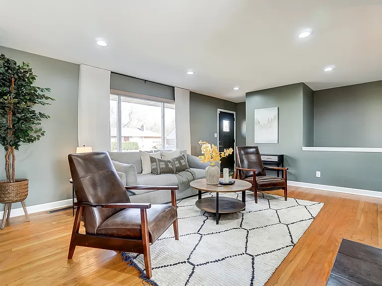 725 Latham Ct — Photo 1