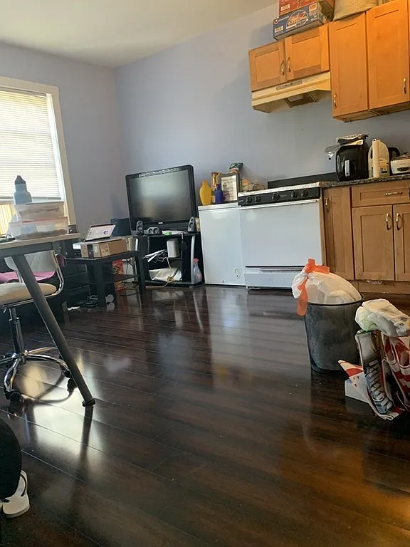 3 bed, 1.0 bath, $5,100 — Photo 1
