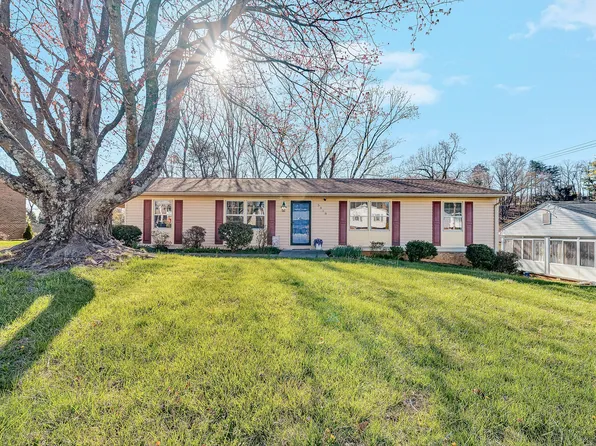 5918 Green Ridge Rd NW, Roanoke, VA 24019