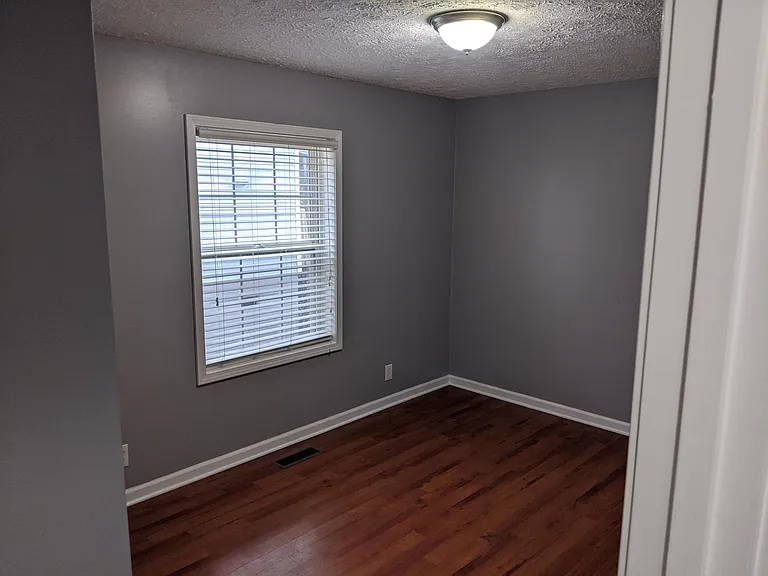 East middle bedroom (bedroom #4)