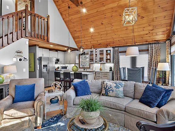 4th image of 215 Valley View Rd