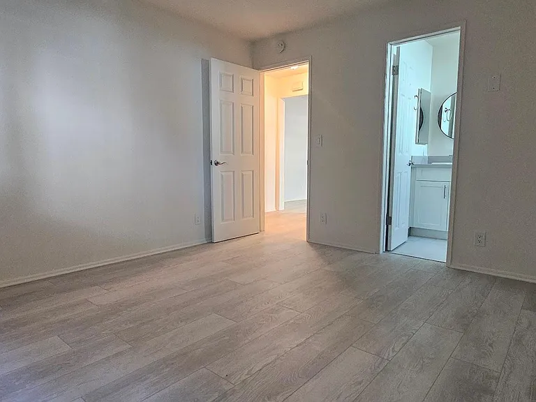 923 5th St #5 — Photo 17