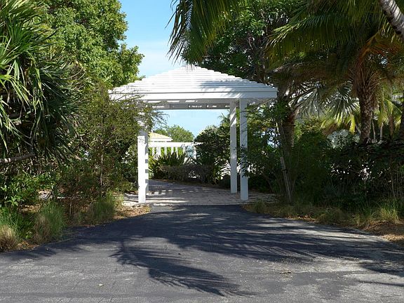5th image of 28 Cannon Royal Dr