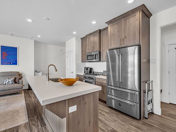 4th image of 3041 Cedar Dr #2