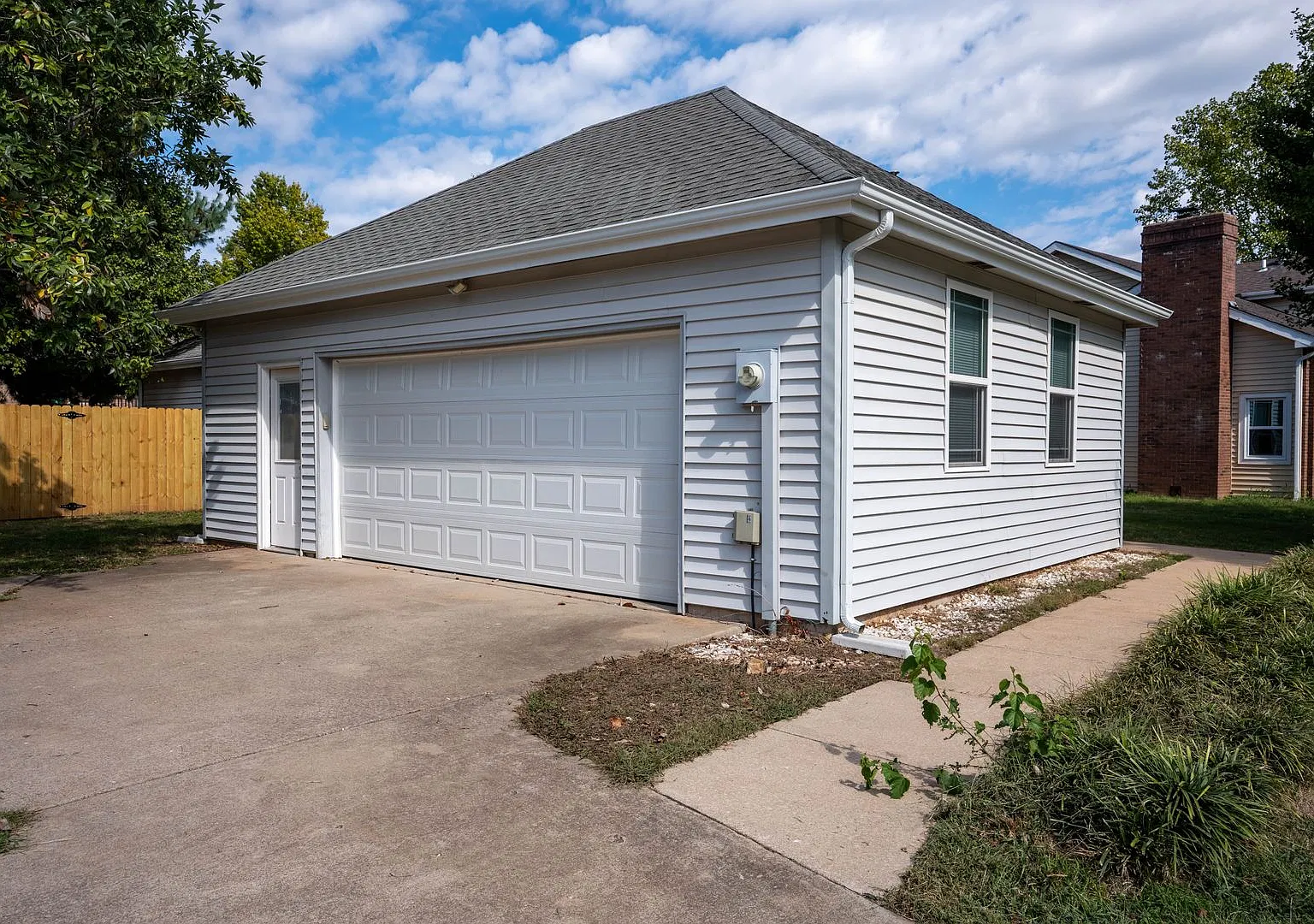 3 Bedroom Home in East Springfield!! Dont miss this! — Photo 1