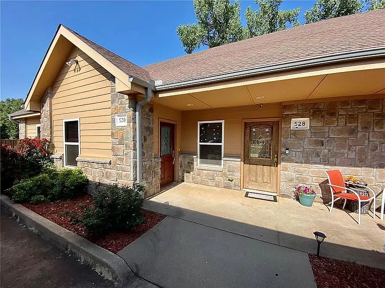524 E Greenbriar Cir #524 — Photo 6