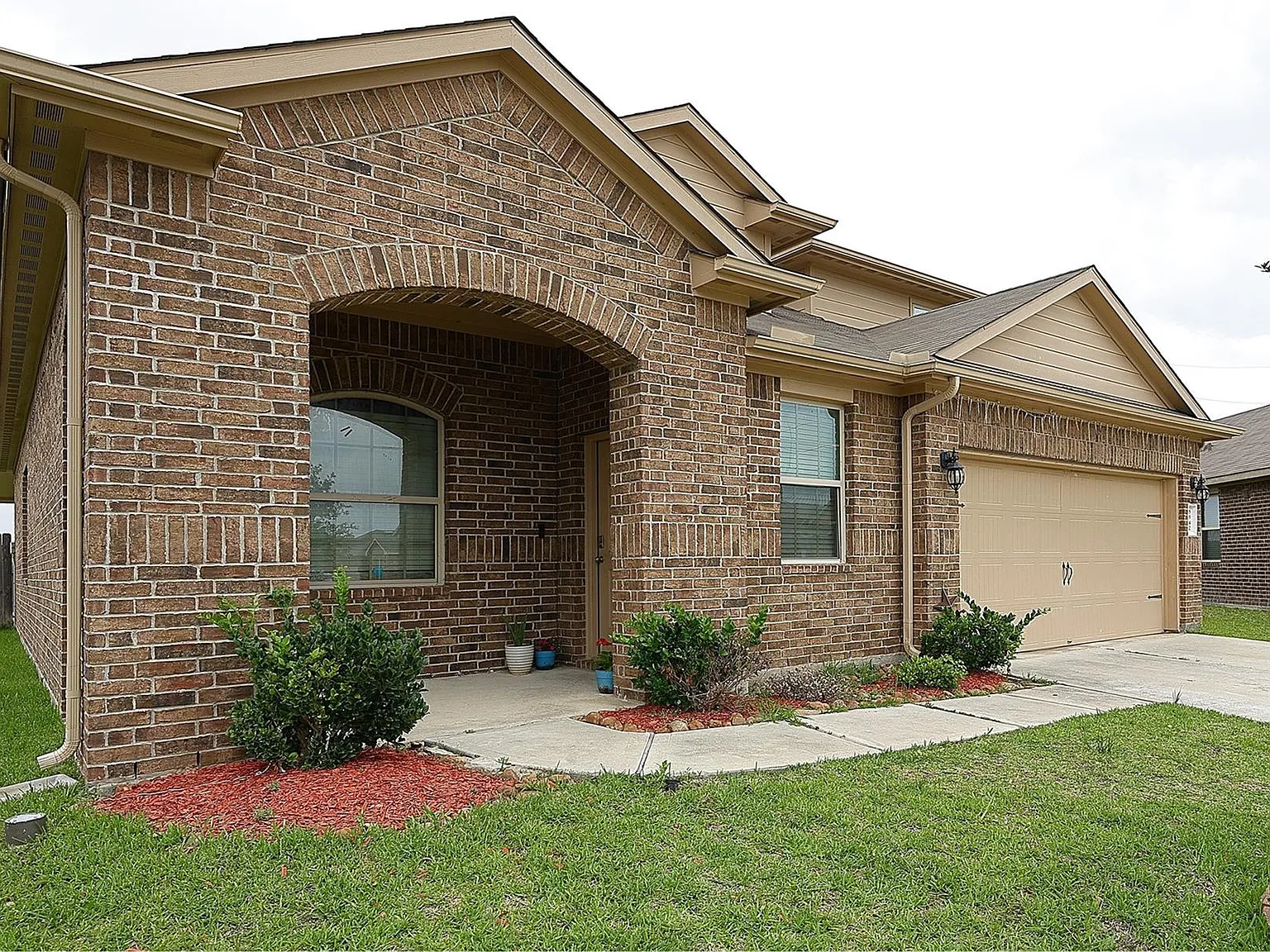 5 bed, 2.5 bath, 2326 sqft, $2,600 — Photo 2