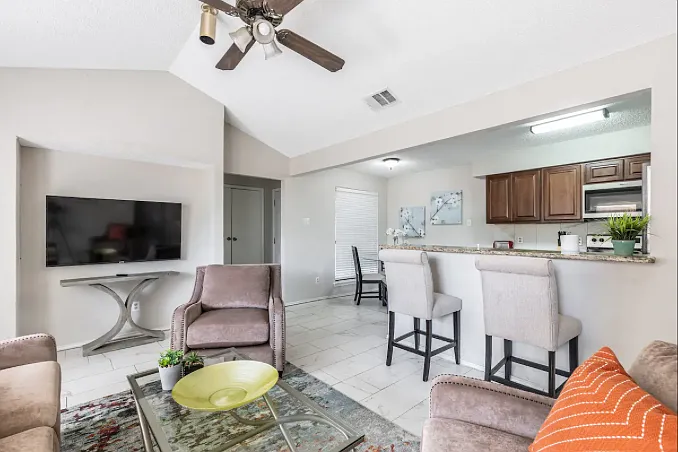 3 bed, 1131 sqft, $3,500 — Photo 3