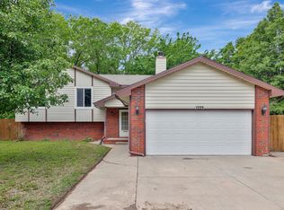 1225 N Wild Turkey Dr, Derby, KS 67037