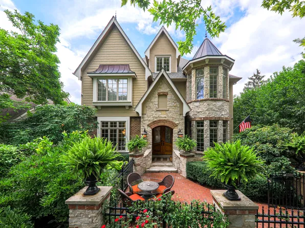 411 S Wright St, Naperville, IL 60540