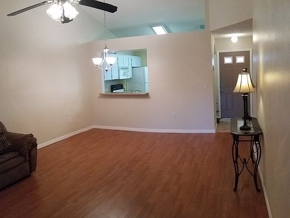 3rd image of 3219 Villa Way Cir