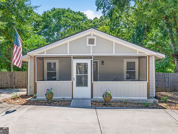 2nd image of 421 Maple Ln
