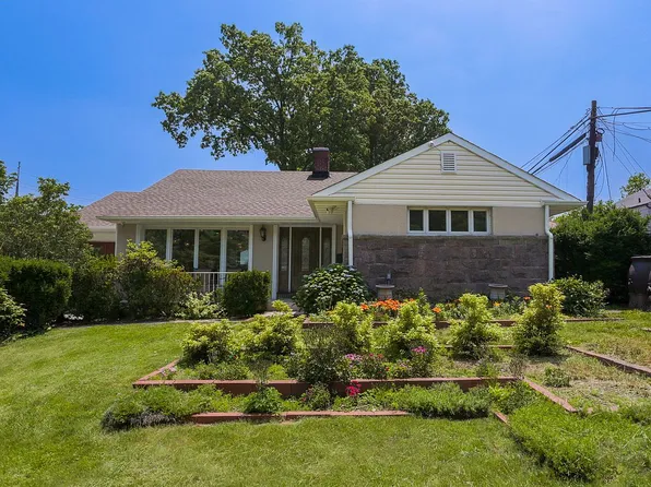 215-28 Peck Ave, Flushing, NY 11364