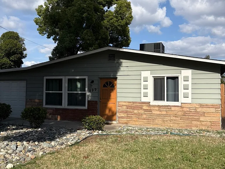 899 Douglas St — Photo 1