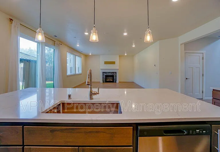 6301 N 89th Ave — Photo 16