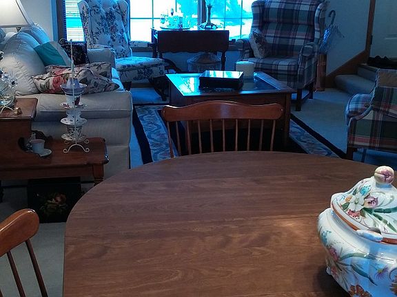 5th image of 1451 Surrey Ln