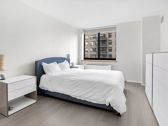 4th image of 250 E 40th St APT 33E