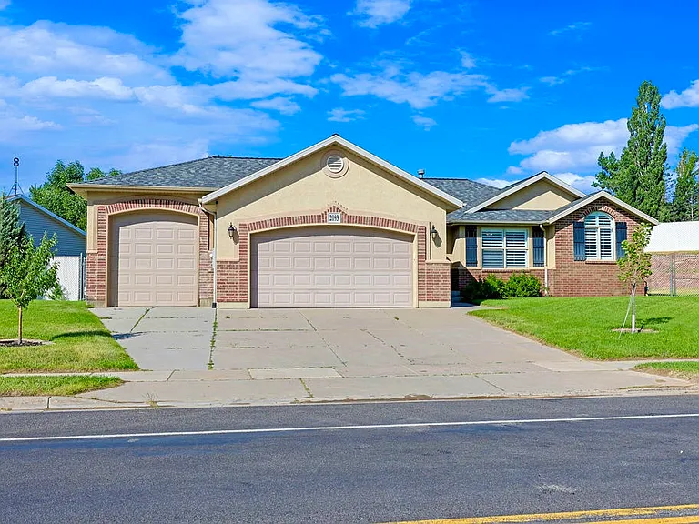 2093 E View Dr — Photo 1