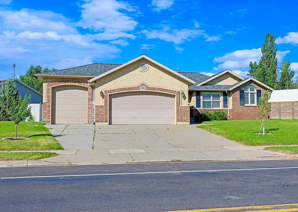 2093 E View Dr