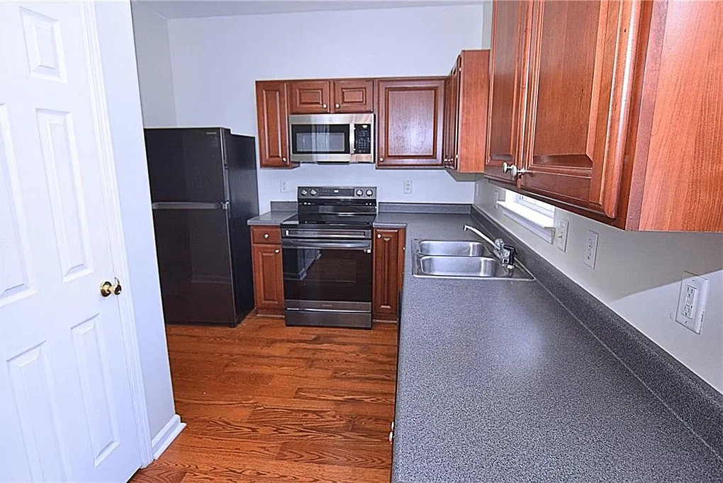 2 bed, 2.5 bath, 1602 sqft, $1,900 — Photo 3