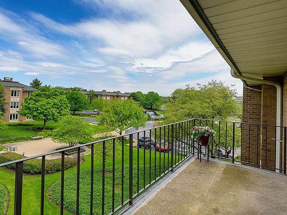 5th image of 1 Oak Brook Club Dr #30