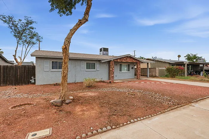 4 bed, 2.0 bath, 1008 sqft, $1,690 — Photo 3