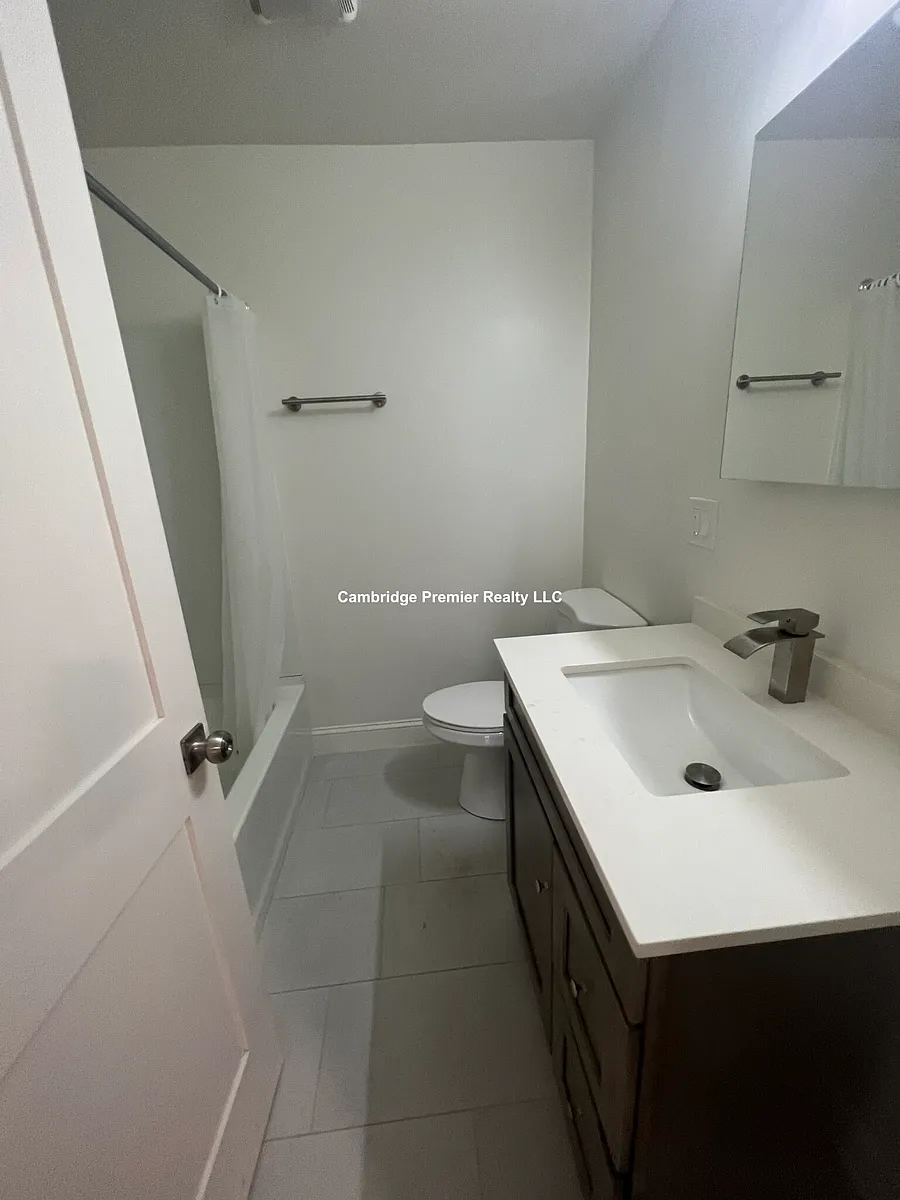 Building Photo - 151 Crescent St #2