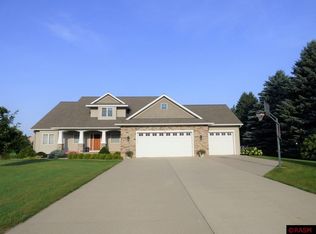 208 Country Club Dr, Mankato, MN 56001